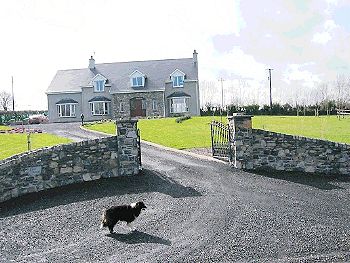 Tinil House B&B, 
Enagh North, 
Kilkishen, 
Co. Clare,
Irlanda