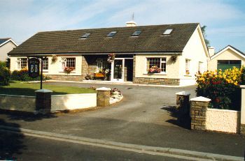 Benuala B&B,
Marlfield Road,
Clonmel,
Co.  Tipperary, 
Irland.