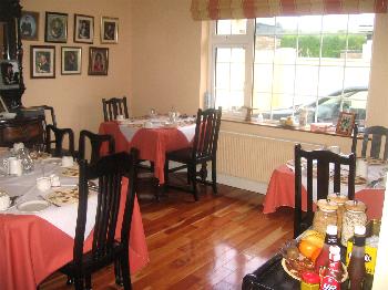 Benuala B&B,
Marlfield Road,
Clonmel,
Co.  Tipperary, 
Irland.